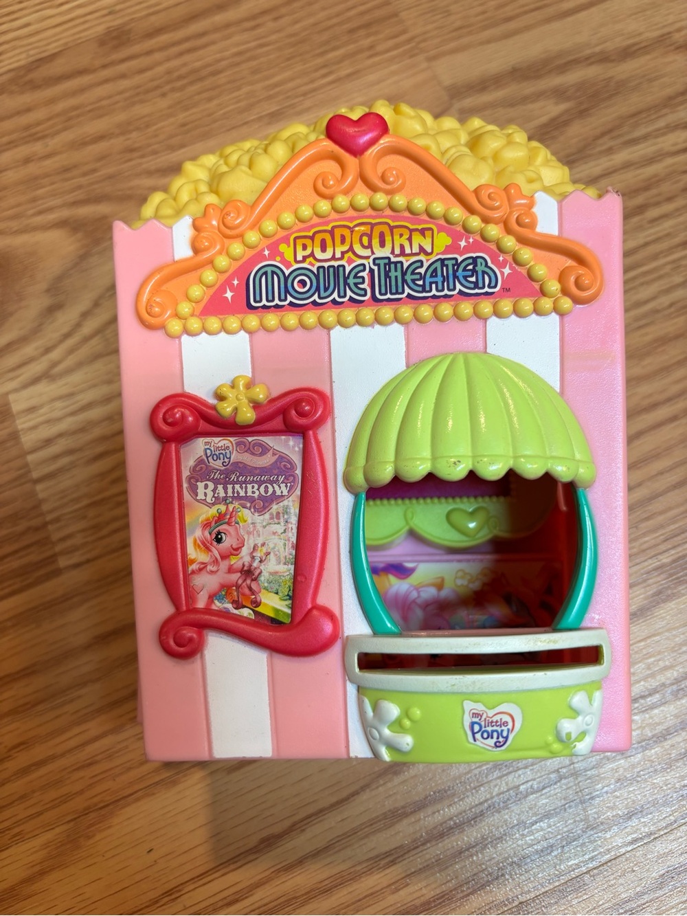 2007 Hasbro My Little Pony Popcorn Movie Theater MLP Showing The Runaway Rainbow